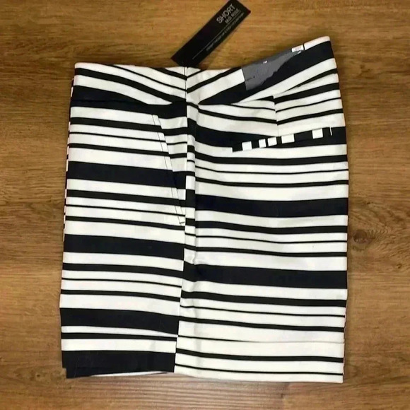 Apt 9 Women’s 10 Striped 5” Inseam Mid-Rise Shorts - Picture 4 of 8